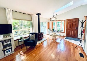 Smart TV, fireplace, Netflix, books - Bayfield Fruit Loop Retreat -2 Cottages (Bayfield)