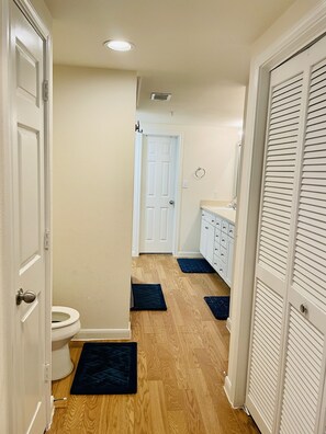 Combined shower/bathtub, towels