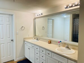 Combined shower/bathtub, towels