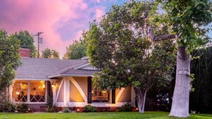 A house with a sloped roof, a covered porch, and a well-maintained lawn. -  PICTURE PERFECT minutes to UNIVERSAL STUDIOS & HOLLYWOOD: Rated 10/10!!! (Los Angeles)