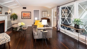 A living room with a fireplace, a sofa, a coffee table, and a large window with curtains. -  PICTURE PERFECT minutes to UNIVERSAL STUDIOS & HOLLYWOOD: Rated 10/10!!! (Los Angeles)