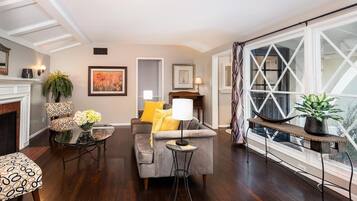 Smart TV, fireplace, stereo