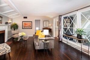 Smart-TV, Kamin, Stereoanlage