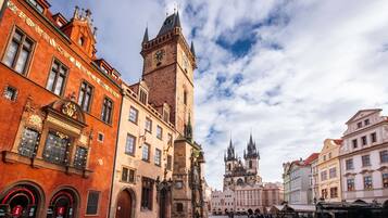 Une place historique, remarquable pour son imposant beffroi et son architecture traditionnelle.