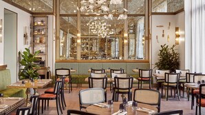 A restaurant interior with a central chandelier, mirrored walls, and a variety of seating arrangements. - ANDAZ PRAGUE, BY HYATT (Prague)
