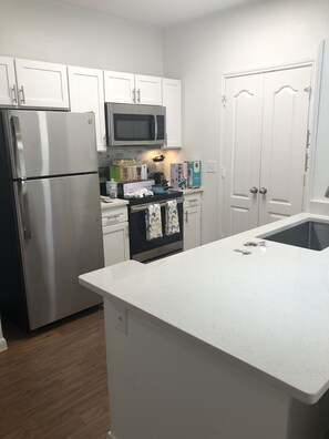 Refrigerador, microondas, horno y parrilla de estufa 