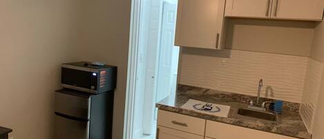 Réfrigérateur, micro-ondes, cafetière/bouilloire