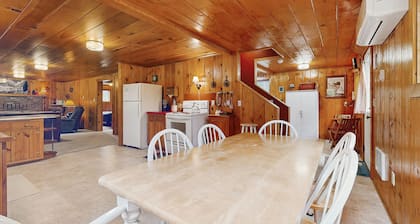 Dog-friendly house near lake with wood stove, washer/dryer, grill, & partial AC
