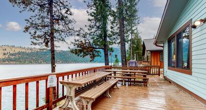 Classic lakefront home with private hot tub, fireplace & washer/dryer