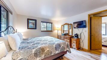 3 bedrooms, iron/ironing board, Internet, bed sheets