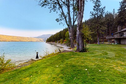 Dog-friendly & attractive lakefront house with water views & washer/dryer