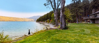 Dog-friendly & attractive lakefront house with water views & washer/dryer