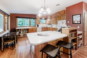 Fridge, microwave, oven, stovetop - Large Dog-Friendly Duplex with Lovely Interior + Free WiFi, Private Washer/Dryer (Joseph)