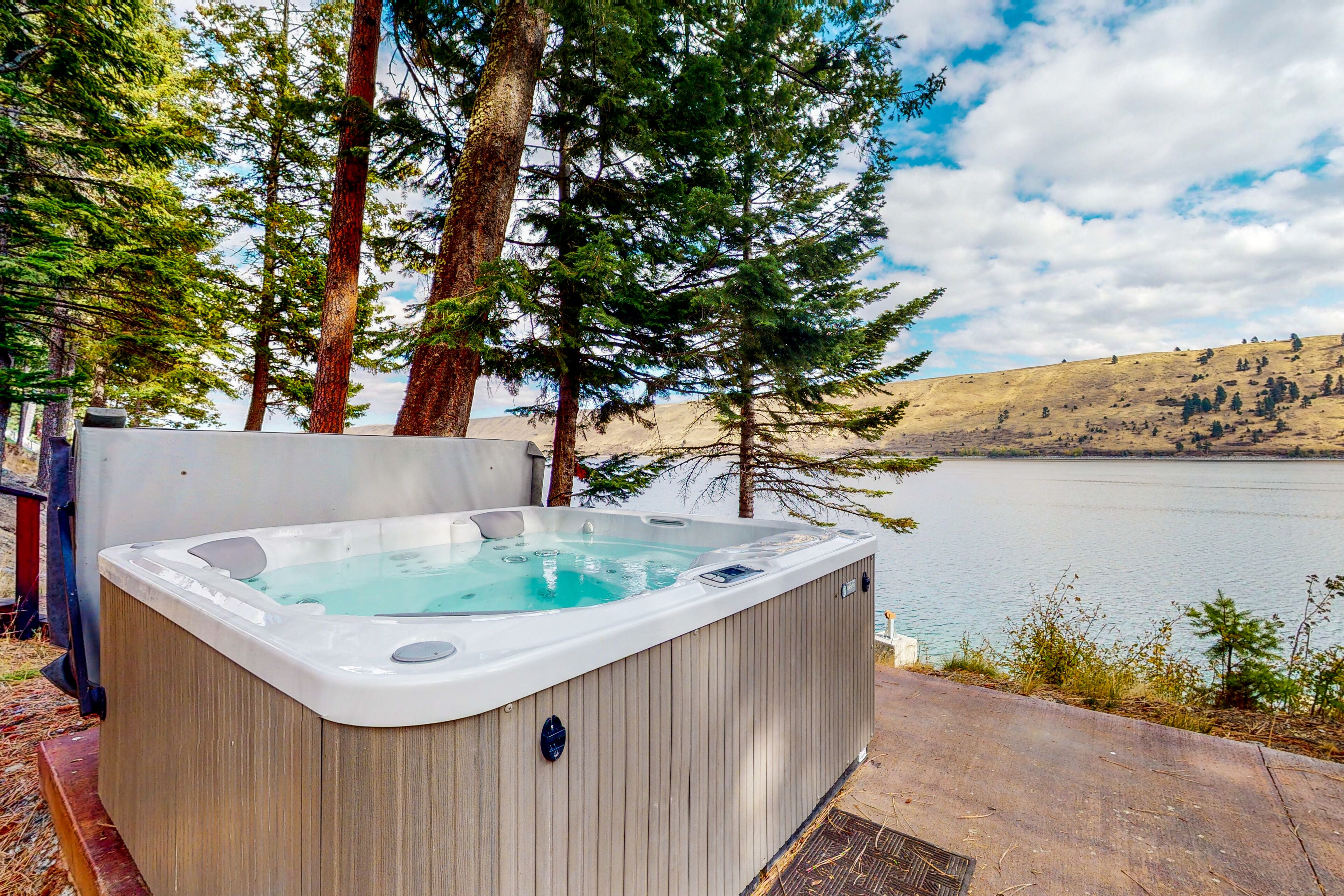 Beautiful cabin right on the banks of the lake with patio & washer/dryer