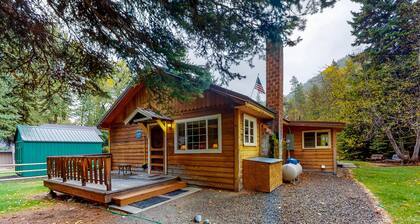 Dog-Friendly Cabin Close to the Lake & Next to Wallowa River w/WiFi, W/D