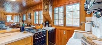 Open and Attractive House Close to the Lake w/Free WiFi & Wood-Burning Fireplace