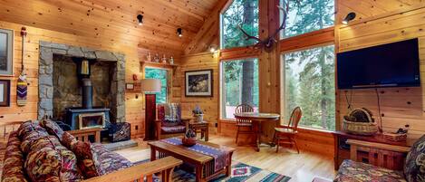 Televisión y chimenea