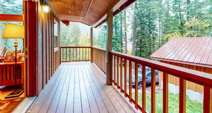 Spacious, Three-Level House Close to the Lake with All-Wood Interior, Free WiFi
