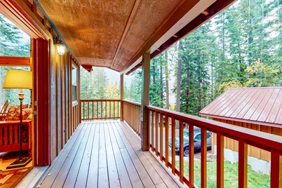 Spacious, Three-Level House Close to the Lake with All-Wood Interior, Free WiFi