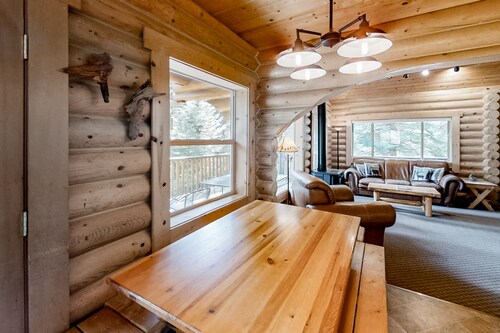 Custom-built log home w/ gas grill, free WiFi, deck, and private location
