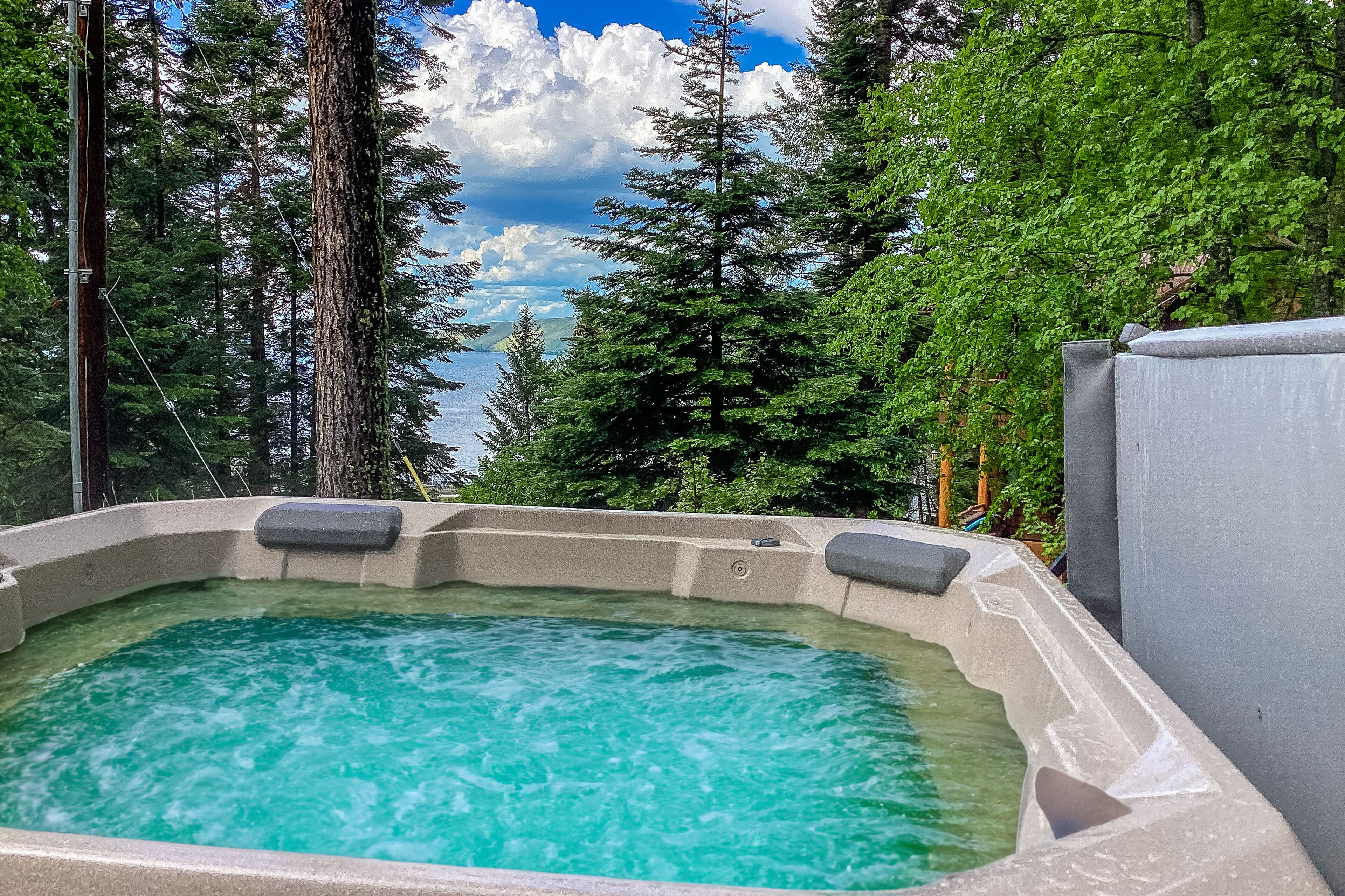 Single-level home with mountain views, private hot tub, fireplace & washer/dryer