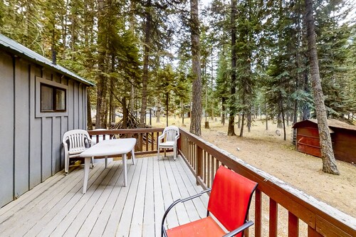 Dog-friendly mountain-view cabin in walkable locale with deck & grill