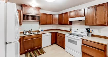 Ground-Floor Condo w/Washer/Dryer, Gas Grill, Fireplace, WiFi