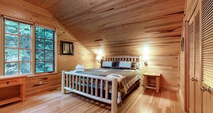 Custom built dog-friendly home on Wallowa River with WiFi, deck & gas stoves