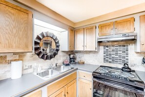 Fridge, microwave, oven, stovetop - Riverfront ground-floor apartment with patio & lovely yard - dog-friendly (Joseph)