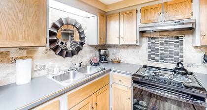 Riverfront ground-floor apartment with patio & lovely yard - dog-friendly