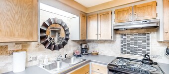 Riverfront ground-floor apartment with patio & lovely yard - dog-friendly