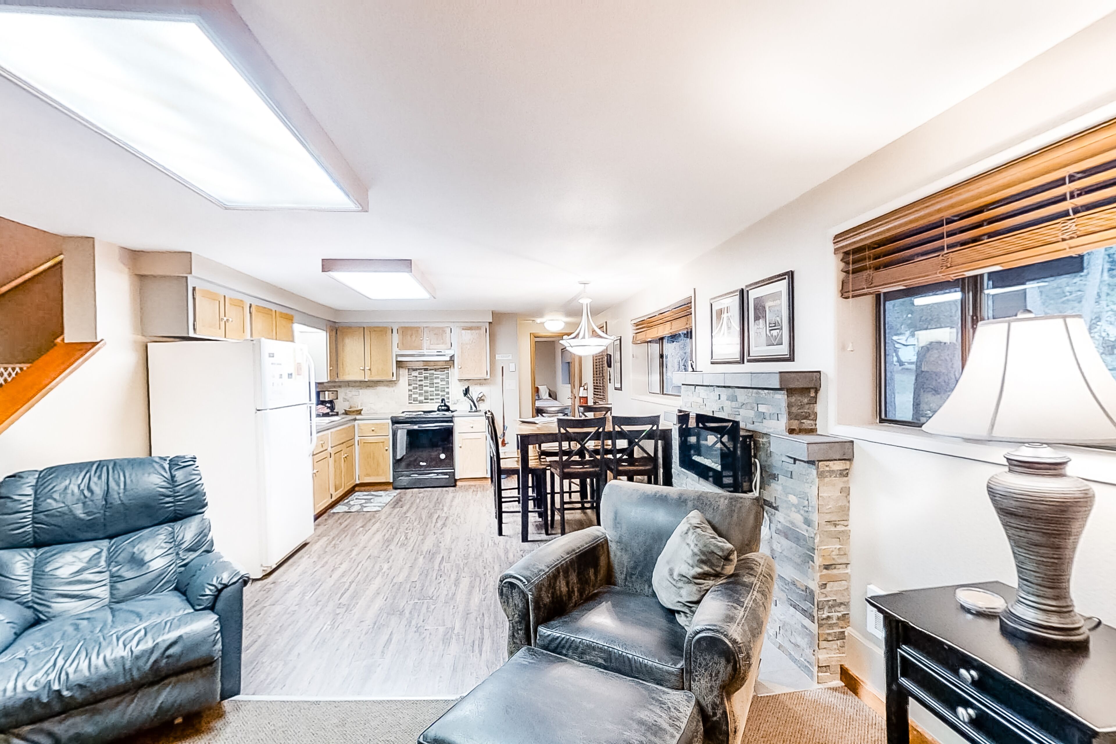 Riverfront ground-floor apartment with patio & lovely yard - dog-friendly