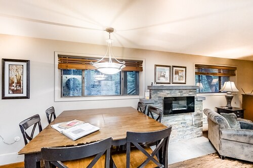 Riverfront ground-floor apartment with patio & lovely yard - dog-friendly