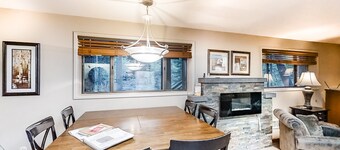 Riverfront ground-floor apartment with patio & lovely yard - dog-friendly