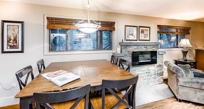 Riverfront ground-floor apartment with patio & lovely yard - dog-friendly