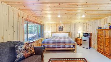 3 bedrooms, iron/ironing board, internet, bed sheets