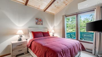 2 bedrooms, desk, iron/ironing board, WiFi