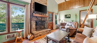 Mountain-view home - high-speed WiFi, fireplace & W/D - dog-friendly