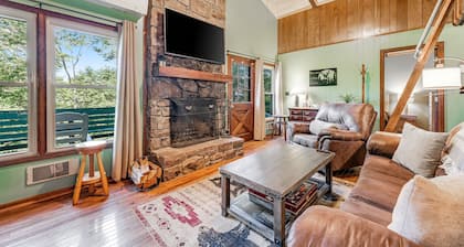 Mountain-view home - high-speed WiFi, fireplace & W/D - dog-friendly