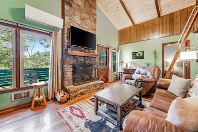 Mountain-view home - high-speed WiFi, fireplace & W/D - dog-friendly