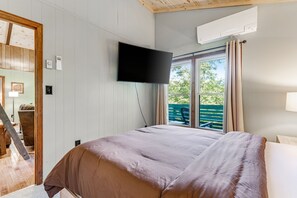 2 bedrooms, desk, iron/ironing board, WiFi