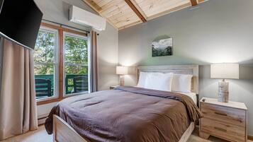 2 bedrooms, desk, iron/ironing board, WiFi