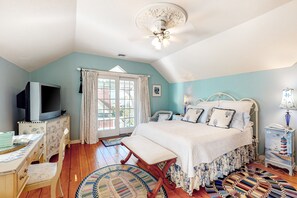 4 bedrooms, desk, iron/ironing board, WiFi