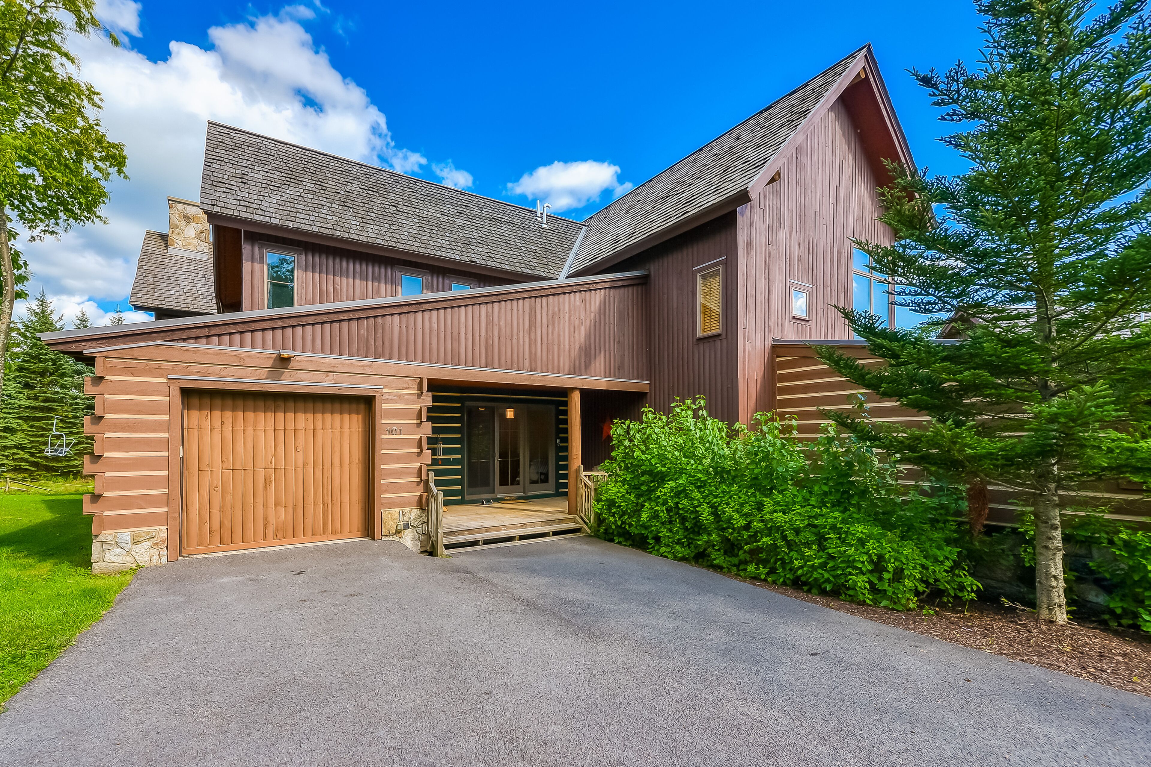 Beautiful Mountain Cabin Near Skiing W/ Large Deck, Private Hot Tub & Free WiFi
