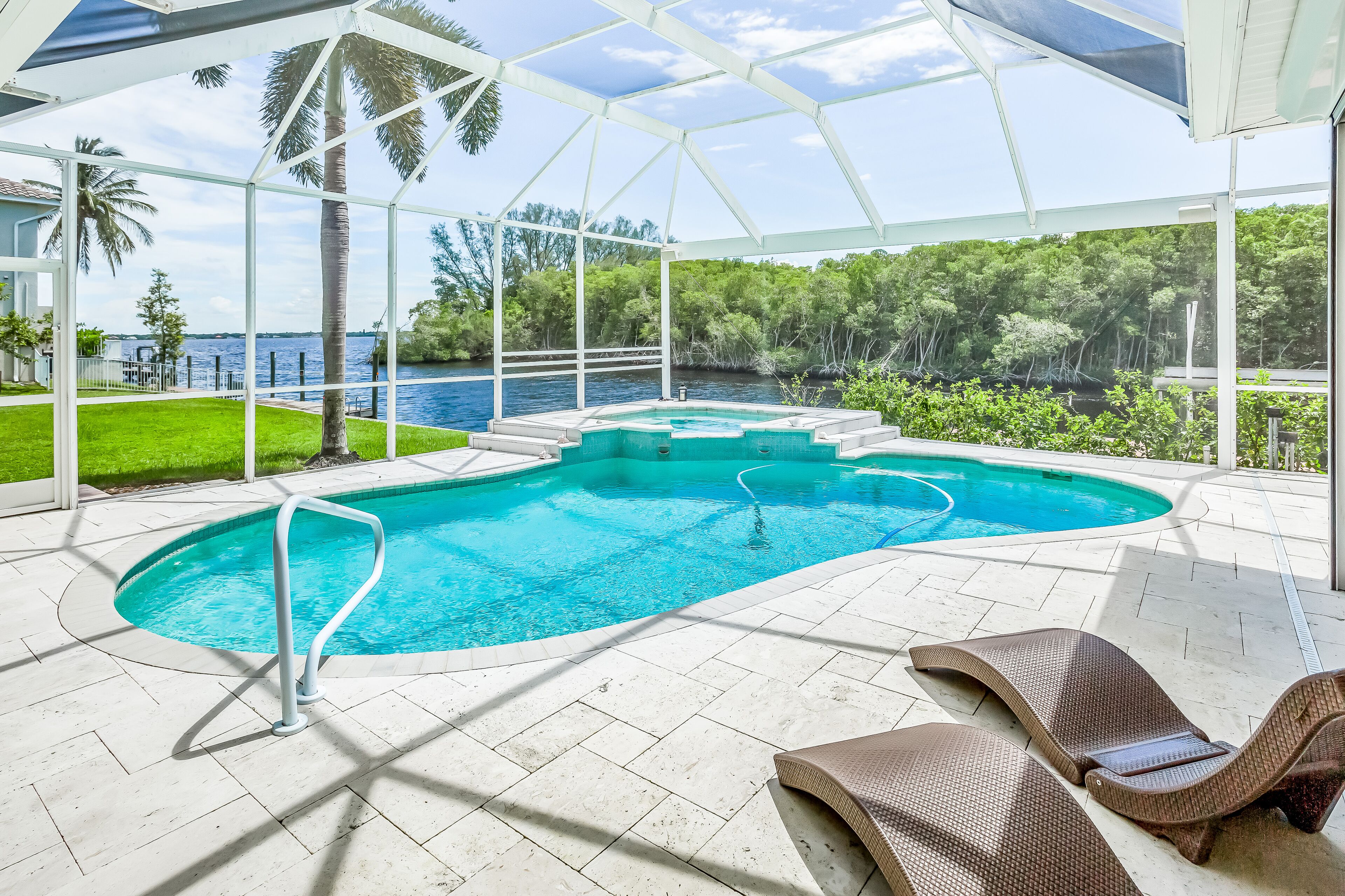 Waterfront Haven w/ a Private Pool, Pool Spa, Fast WiFi & Full Kitchen