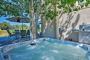 Outdoor dining - 2 Mi to Slopes: Park City Ski Getaway w/ Hot Tub! (Park City)