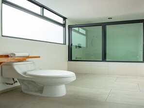 Chambre Supérieure, 1 très grand lit | Salle de bain
