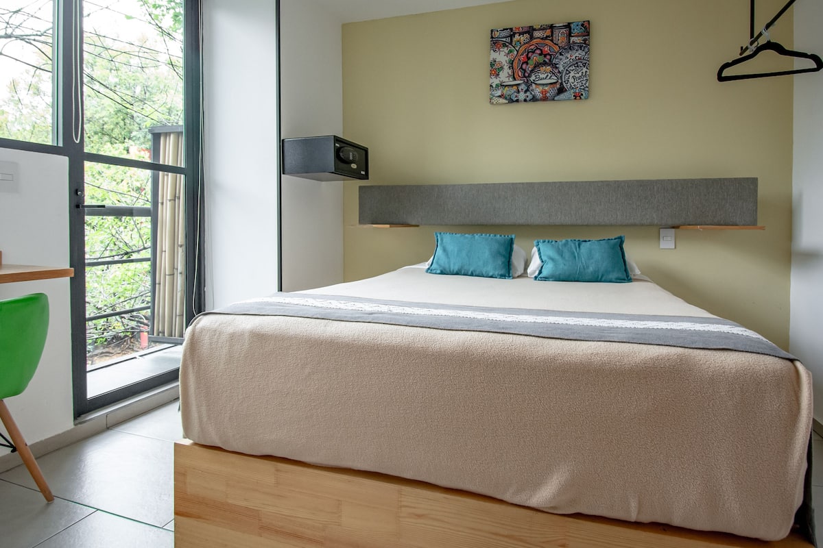 Hypo-allergenic bedding available, soundproofing, WiFi (free)