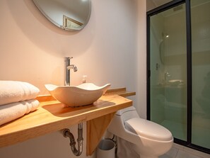 Standard Room, 1 Double Bed | Bathroom | Shower, designer toiletries, towels, soap - Capital O Hotel Terraza 158 (Mexico City)