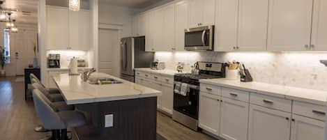 Jääkaappi, mikroaaltouuni, uuni, liesi